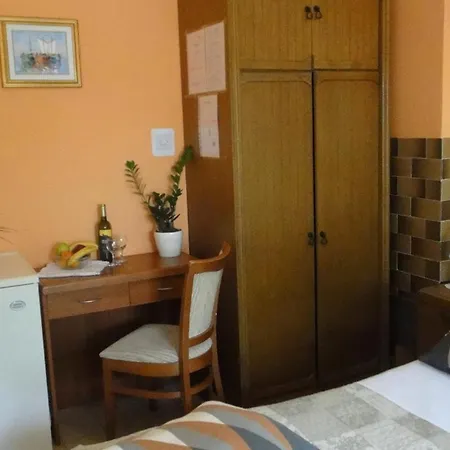 Vera- With Airconditioning And Free Parking Homestay *